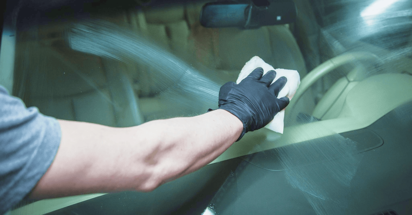 Нанесения средства антидождь на лобовое